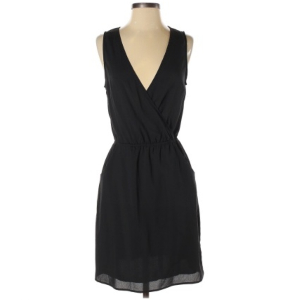 Black v neck sleeveless dress